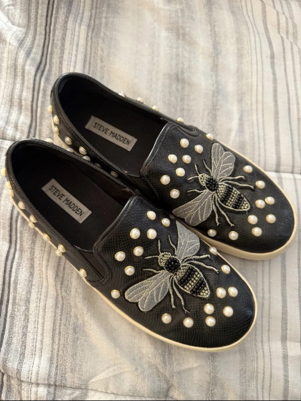 STEVE MADDEN Women’s Polly Pearl Studded Black Bumble Bee Flat Sneakers 9.5